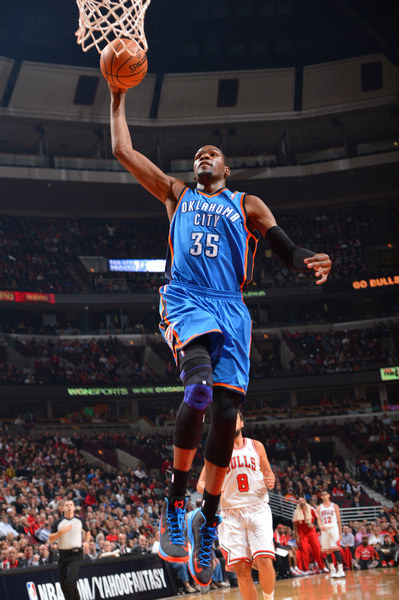 着皇马球衣 着皇马球衣